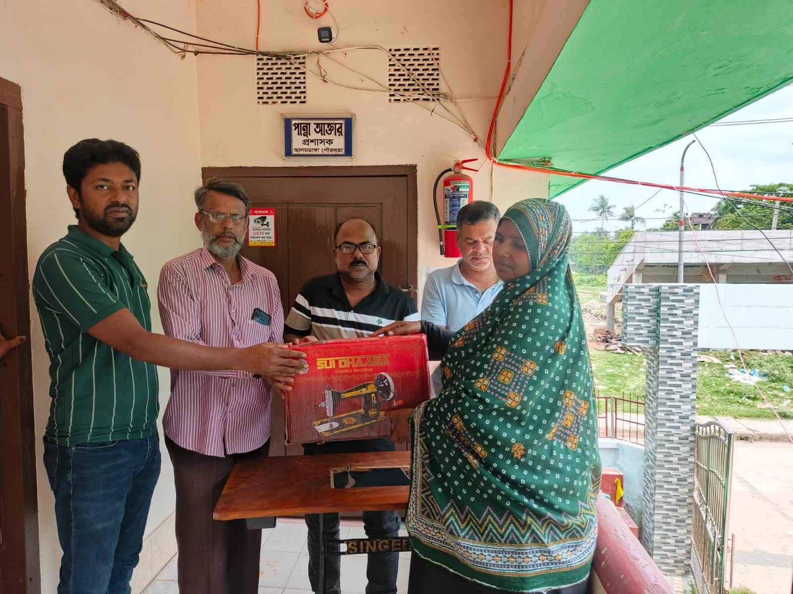 পৌরসভা হতে সেলাই মেশিন বিতরণ