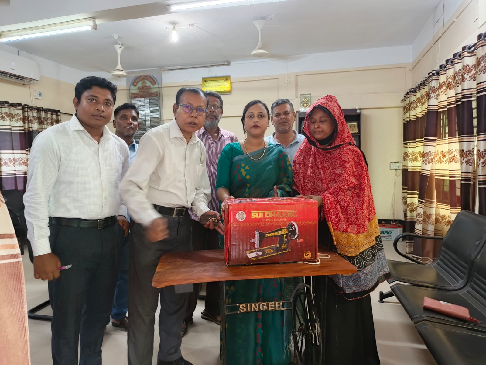 পৌরসভা হতে সেলাই মেশিন বিতরণ
